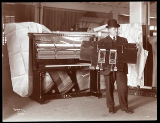Pianoforte con uomo che tiene parte dei meccanismi, 1907